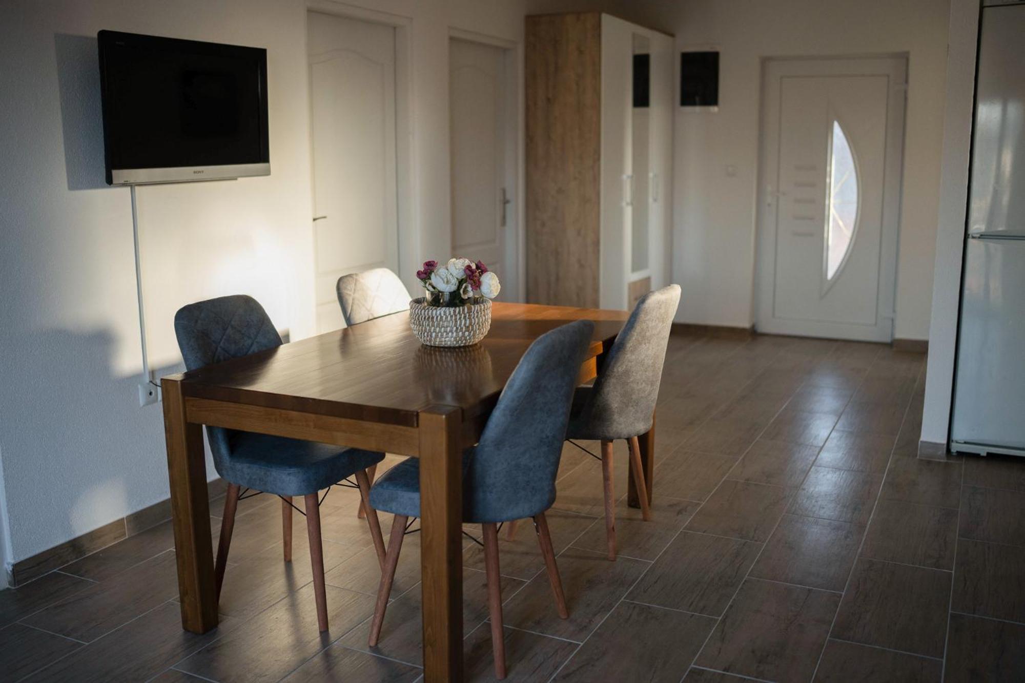 Apartmani Elegance トゥズラ エクステリア 写真